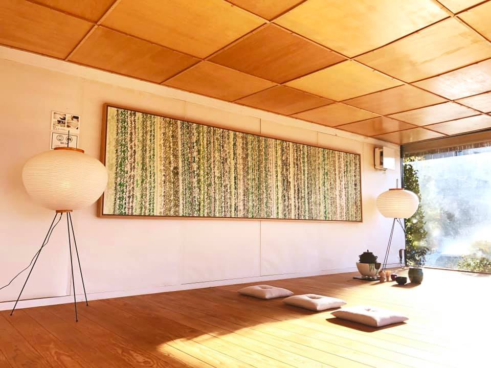 和多屋別荘 愛 一万字 茶畑からインスピレーションを受け 嬉野茶と嬉野湯を混ぜて書いたもの 書 山口芳水