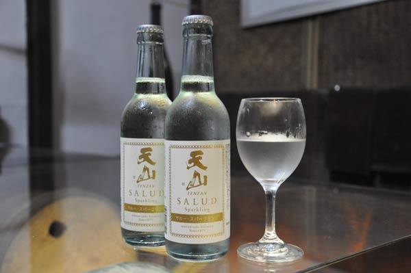 天山酒造様のTENZAN Salud Sparkling（天山　サルー・スパークリング）のラベルの題字を書かせていただきました。